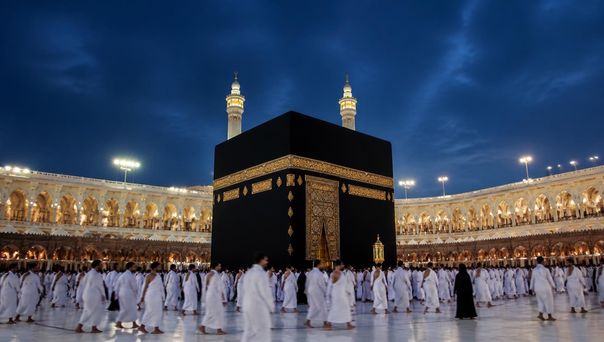 حجاج بالإحرام الأبيض حول الكعبة في مكة المكرمة عند الغروب